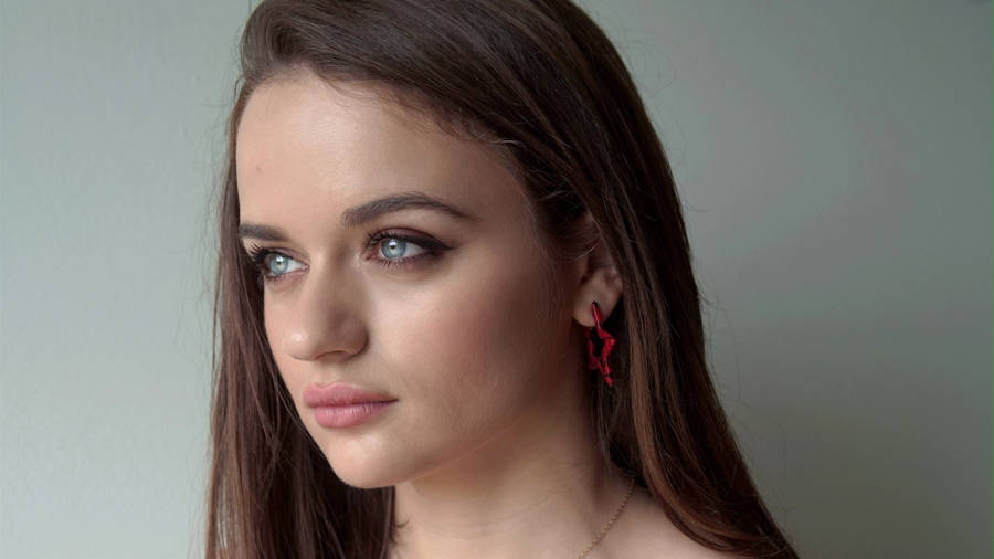 Joey King Eshvi Star Earrings Wallpaper