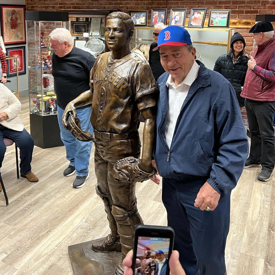 Johnny Bench Statueand Fan Wallpaper