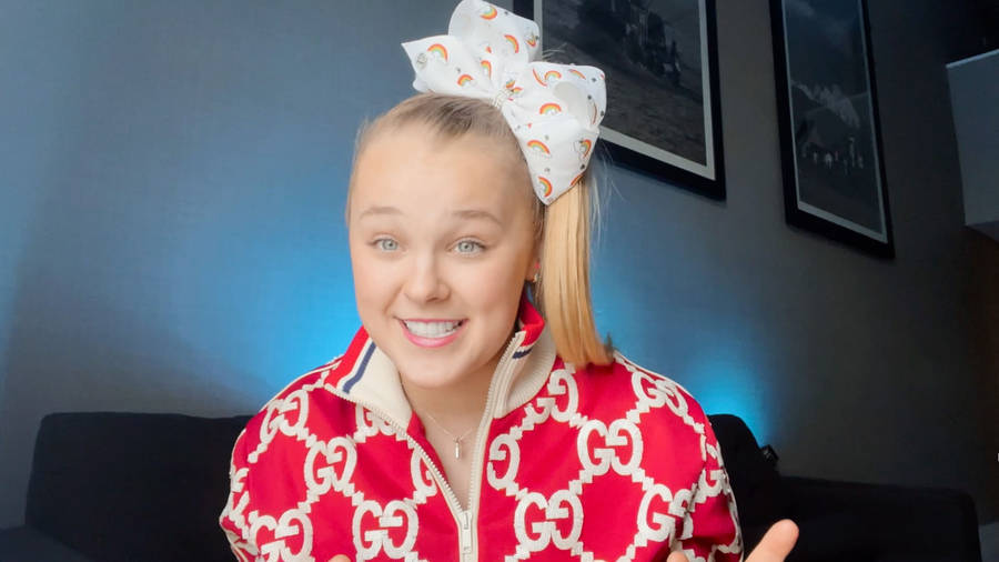 Jojo Siwa In Gucci Outfit Wallpaper