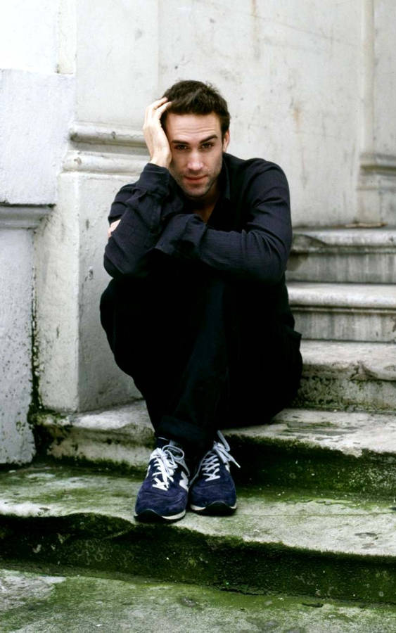 Joseph Fiennes In Sneakers Wallpaper