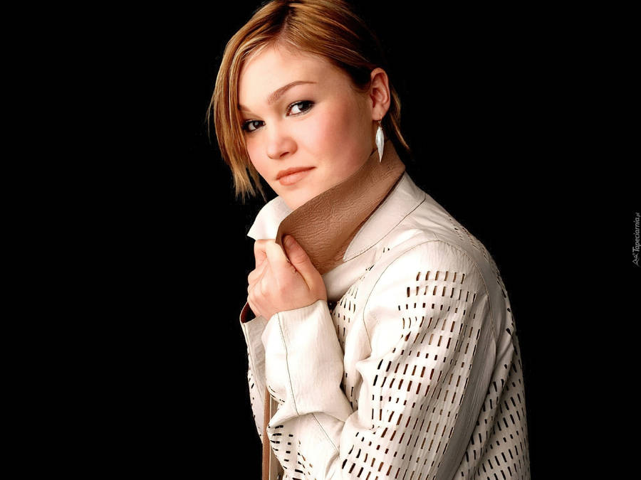 Julia Stiles American Model Actress Wallpaper