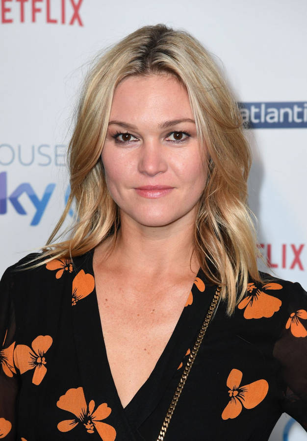 Julia Stiles Classy Actress Wallpaper