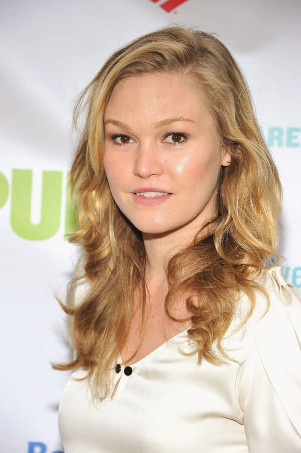 Julia Stiles Pretty Actress Wallpaper