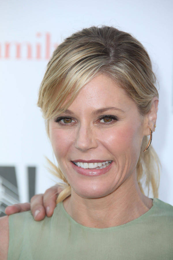 Julie Bowen Awkwardly Smiling Wallpaper