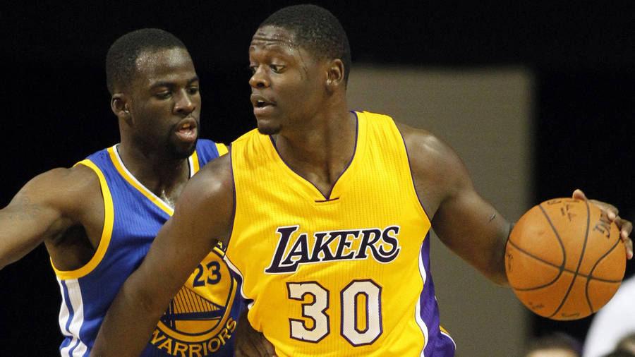 Julius Randle Against Draymond Green Wallpaper