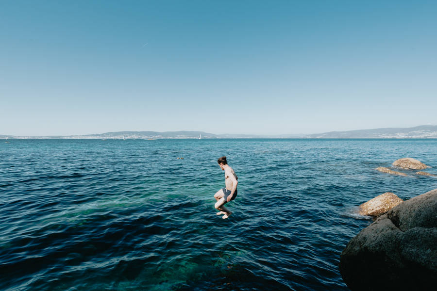 Jumping Into The Blue Ocean Wallpaper