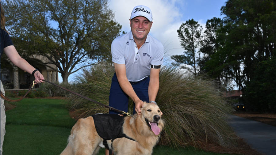 Justin Thomas With Golden Retriever Wallpaper