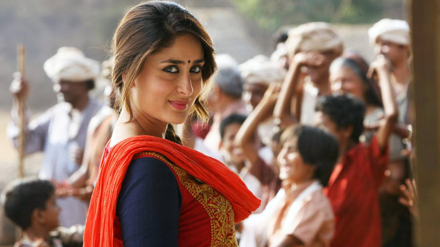 Kareena Kapoor Bajrangi Bhaijaan Desi Suit Wallpaper