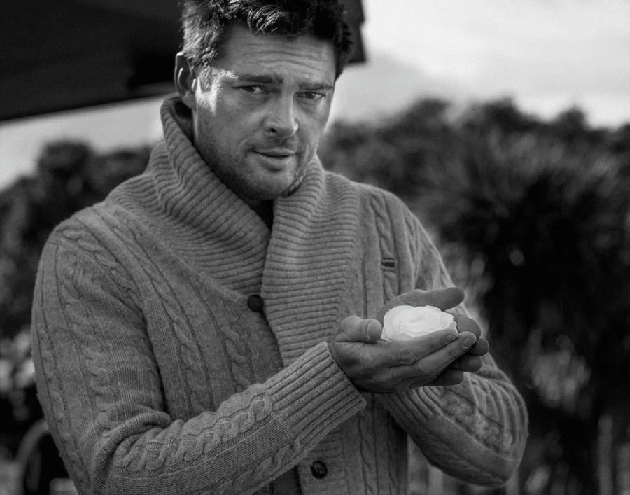 Karl Urban Actor Cardigan Wallpaper