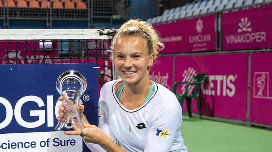 Katerina Siniakova With Trophy Wallpaper