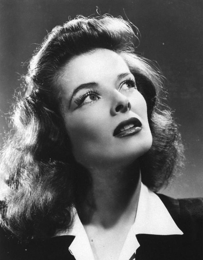 Katharine Hepburn Look Up Pose Wallpaper