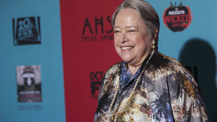 Kathy Bates Attending Awards Night Wallpaper