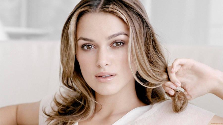 Keira Knightley Celebrity White Aesthetic Wallpaper