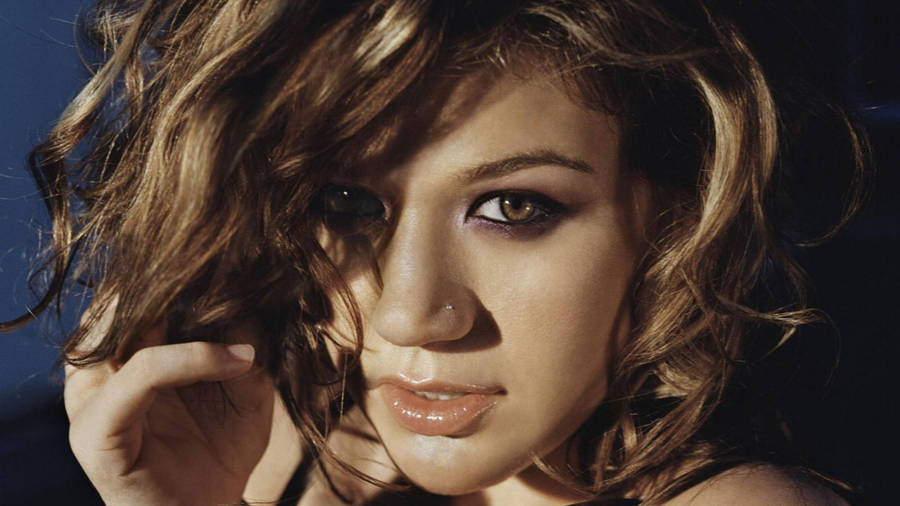 Kelly Clarkson Intimidating Stare Wallpaper