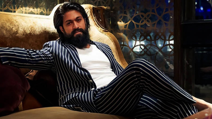 Kgf 4k Rocky In Pinstripe Suit Wallpaper