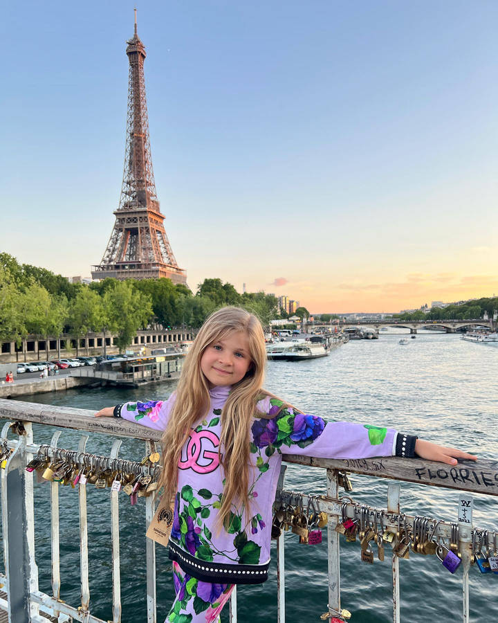 Kids Diana Show Eiffel Tower Wallpaper