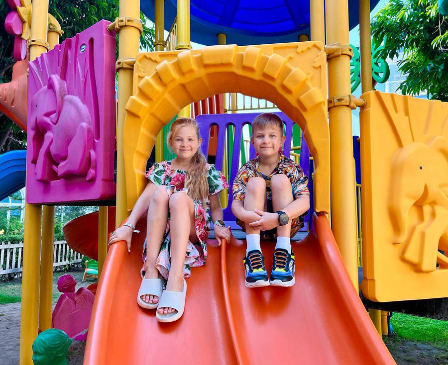 Kids Diana Show In The Playground Wallpaper