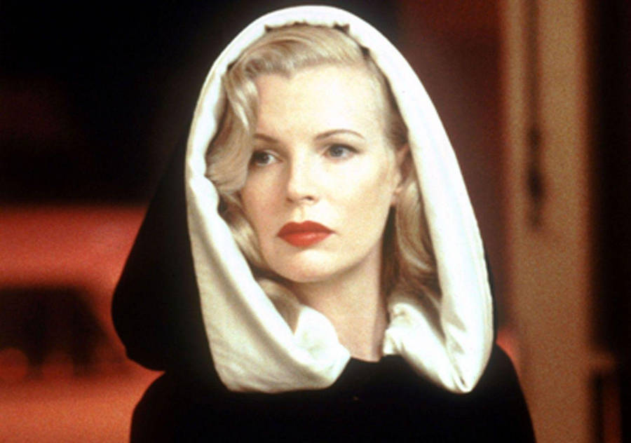 Kim Basinger In Character As Lynn Bracken Wallpaper