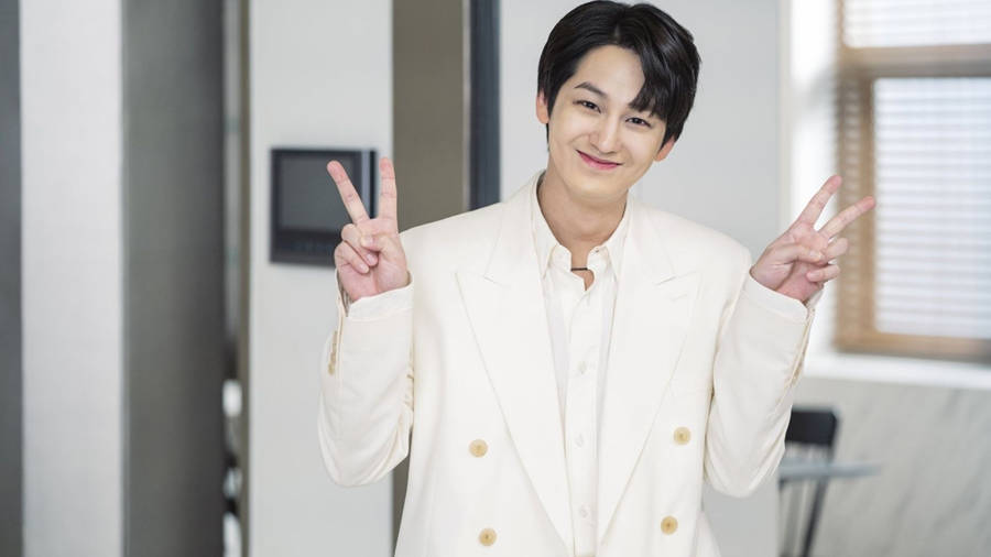 Kim Bum Peace Sign Wallpaper