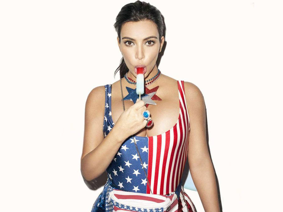 Kim Kardashian In 4th Of July Outfit Wallpaper