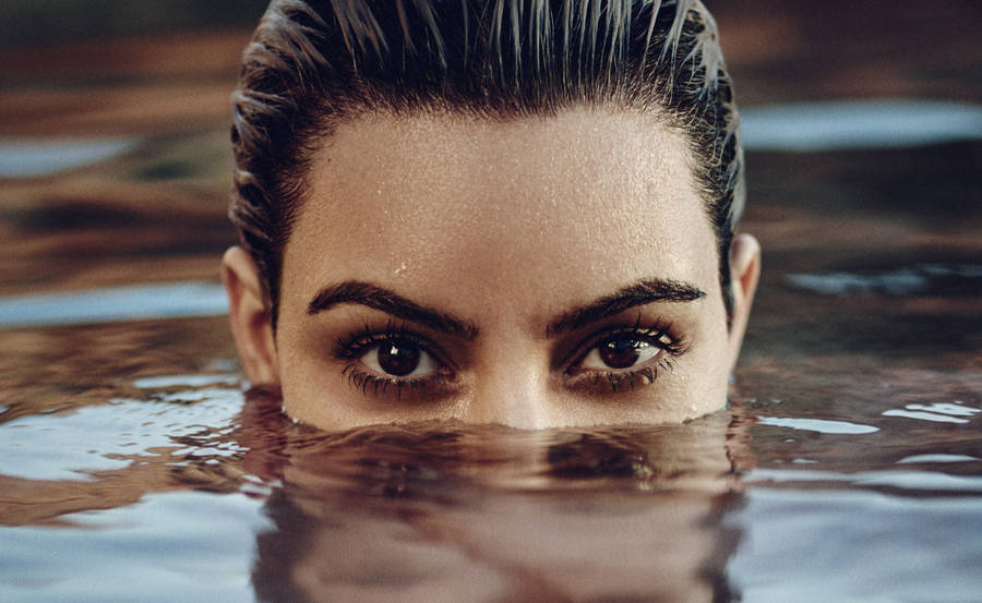 Kim Kardashian In The Water Wallpaper