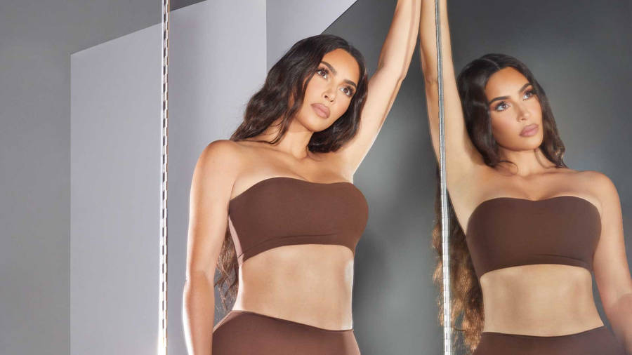 Kim Kardashian Mirror Shot Wallpaper
