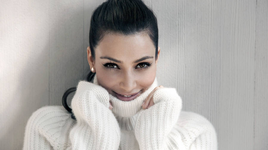 Kim Kardashian With Cute Smile Wallpaper