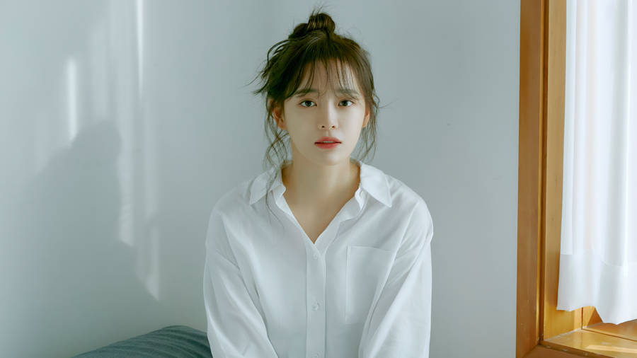 Kim Se Jeong Hair In Bun Wallpaper