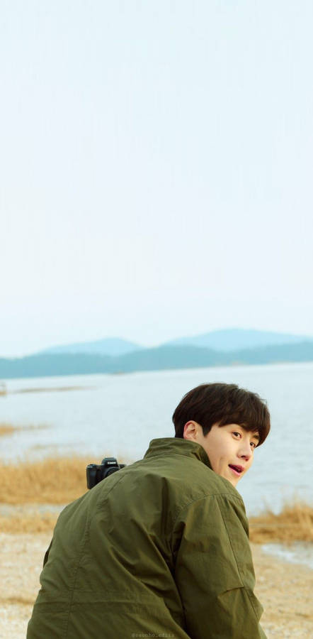 Kim Seon Ho At The Sea Wallpaper