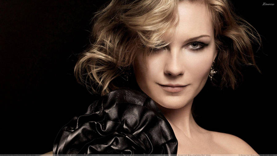 Kirsten Dunst Elegant Wallpaper