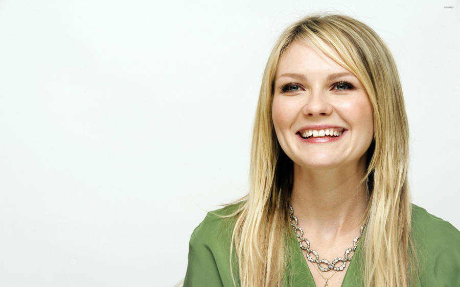 Kirsten Dunst Smiling Wallpaper