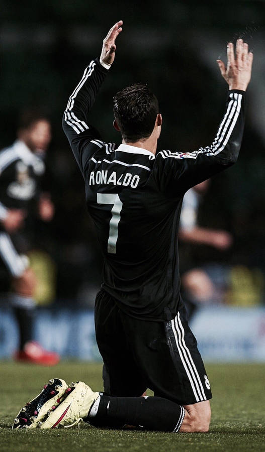 Kneeling Cristiano Ronaldo Iphone Wallpaper