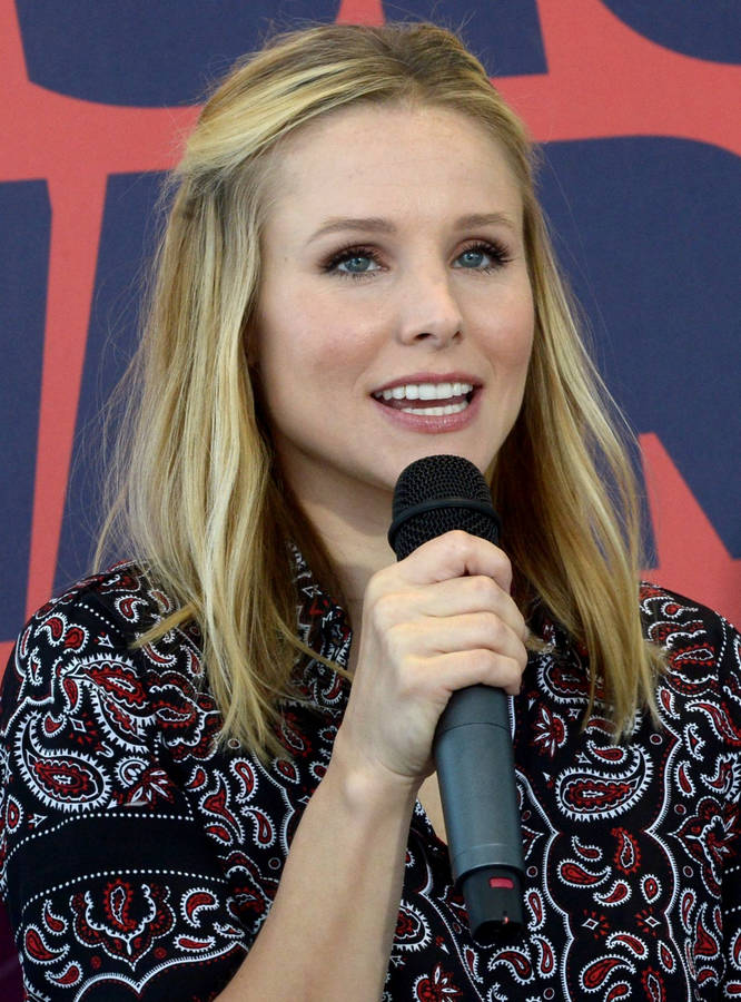 Kristen Bell Charms In Floral Fashion Wallpaper