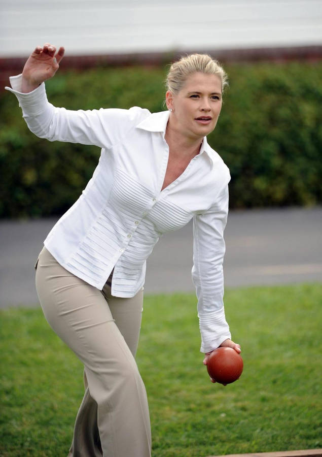 Kristy Swanson Southern California Celebrity Bocce Tournament Wallpaper