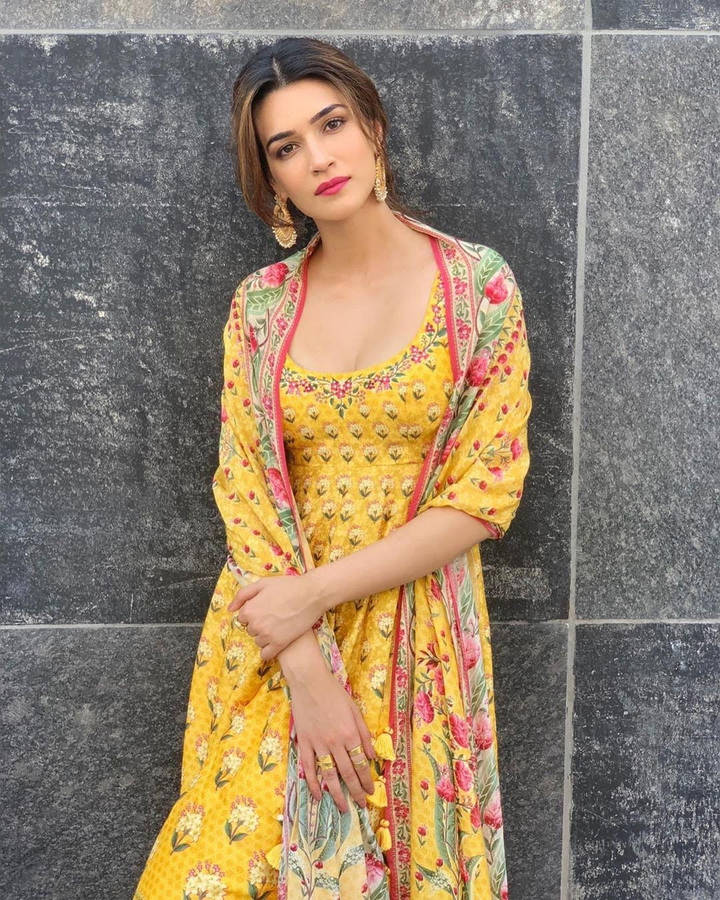 Kriti Sanon Hd Yellow Dress Wallpaper