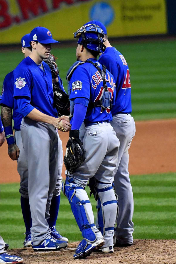 Kyle Hendricks With Chicago Cubs Teammates Wallpaper