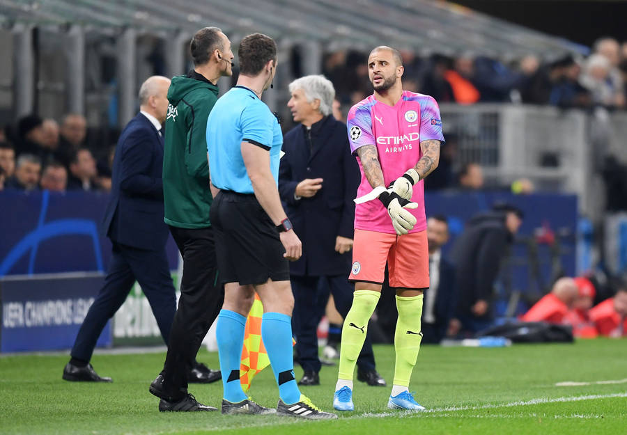 Kyle Walker Talking To Staff Wallpaper