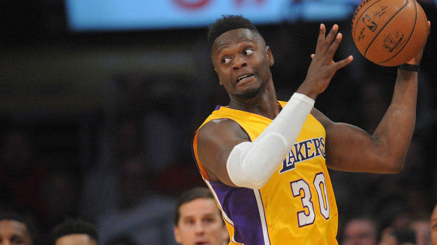 La Lakers Julius Randle Passing Wallpaper