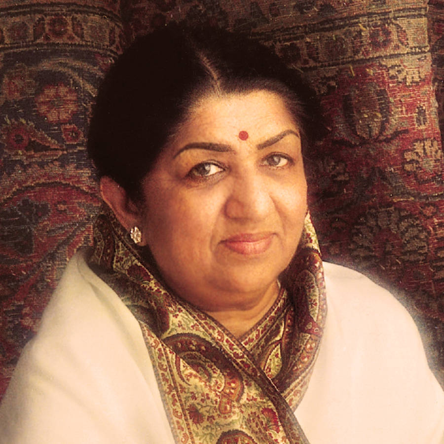 Lata Mangeshkar Portrait Shot Wallpaper