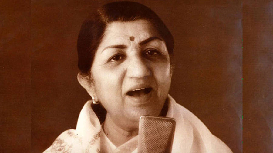 Lata Mangeshkar Singing Wallpaper