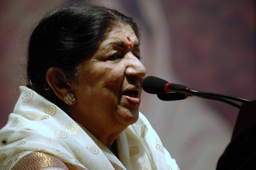 Lata Mangeshkar Speaking In Stage Wallpaper