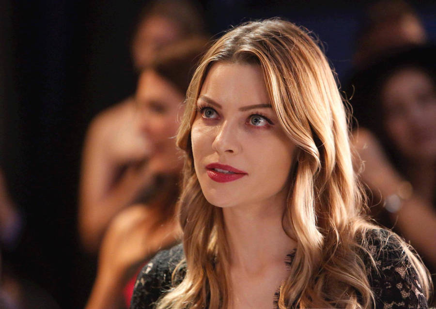 Lauren German Attentively Listening Wallpaper