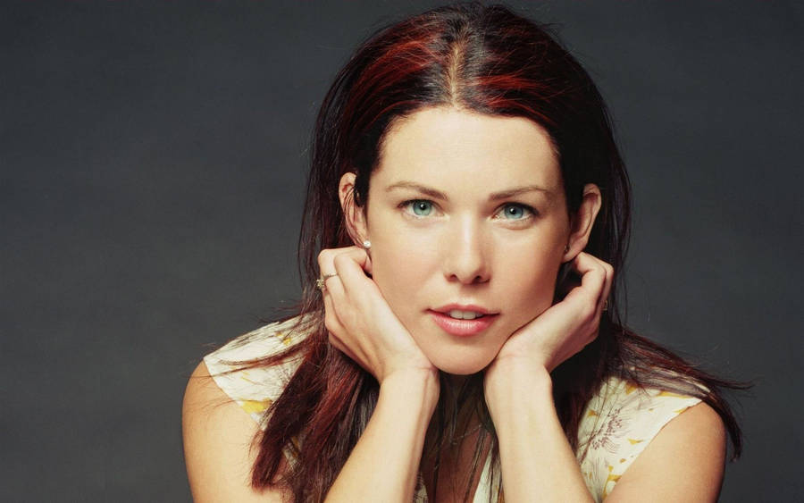 Lauren Graham Hands On Her Cheek Wallpaper