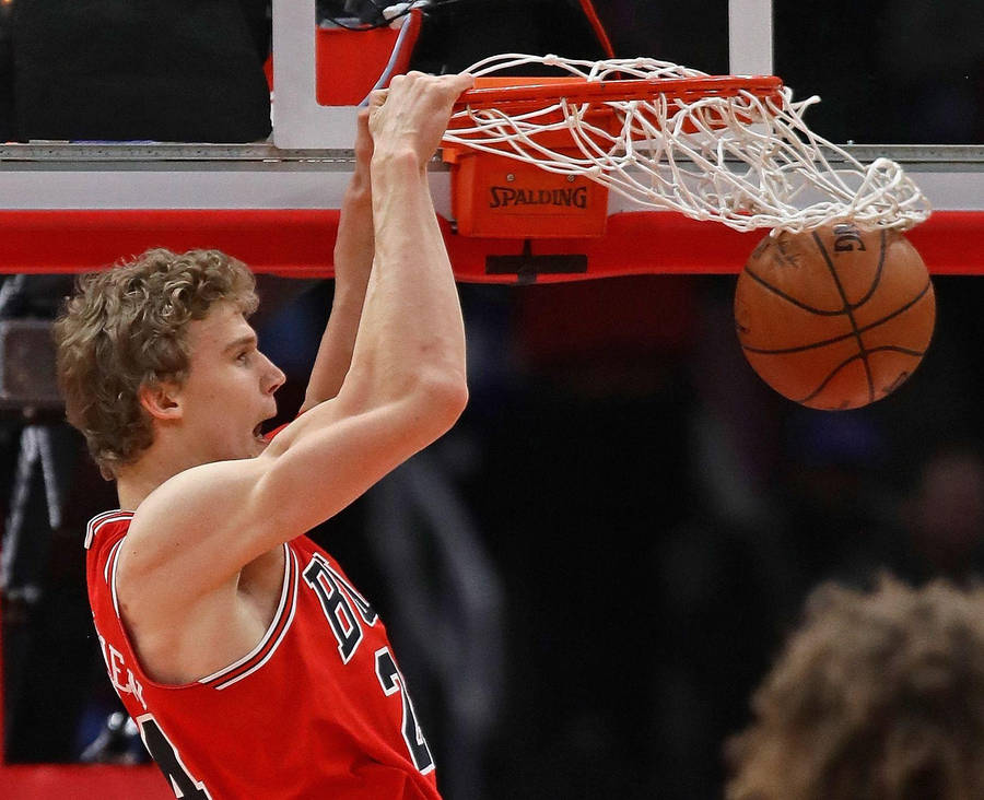 Lauri Markkanen Dunk On Ring Wallpaper