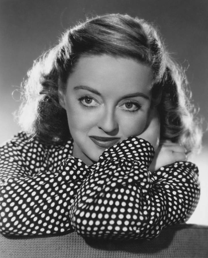 Legendary Actress Bette Davis In A Timeless Polka Dot Dress. Wallpaper