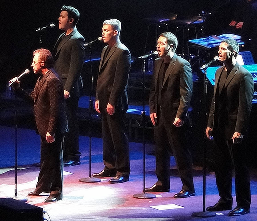 Legendary Band Frankie Valli And The Four Seasons Live In Concert Wallpaper