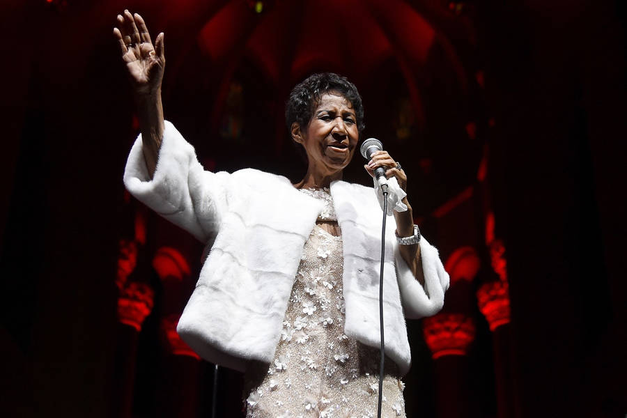 Legendary Music Icon Aretha Franklin In A White Ensemble Wallpaper