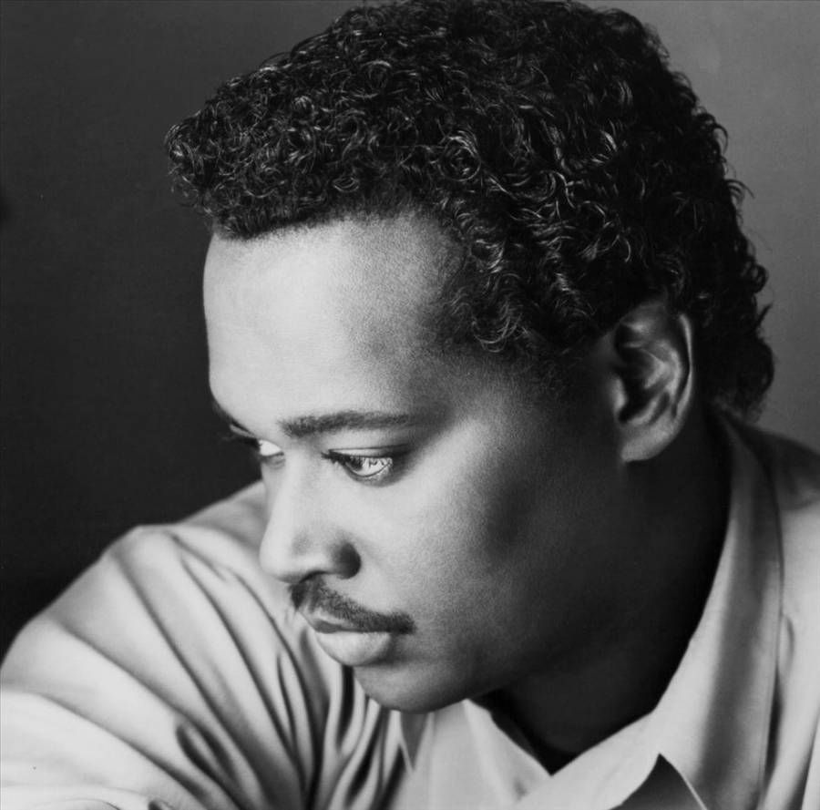 Legendary Singer-songwriter Luther Vandross In The Recording Studio Wallpaper