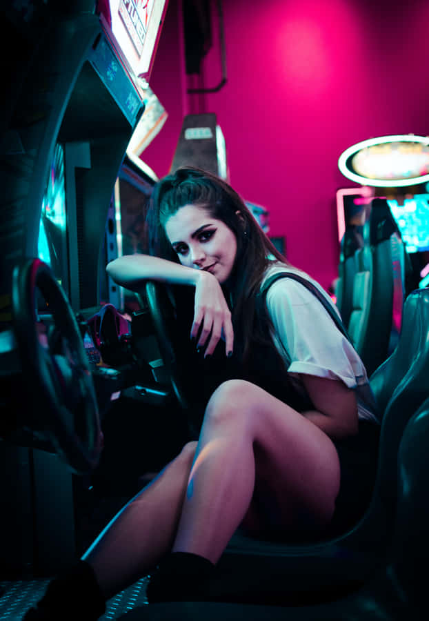 Linda Chica In An Arcade Wallpaper