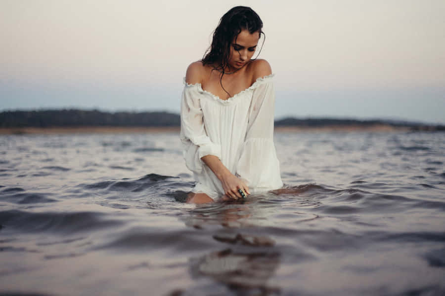 Linda Chica In The Sea Wallpaper